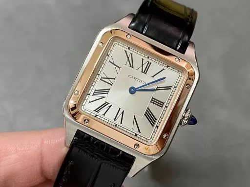 F1 The only one in the market with the same version of the head grain, perfectly restored Cartier's classic work, Cartier Santos. Dumont series, with smooth contours, simple and elegant, is very in line with the trend of contemporary gentlemen. Large watch diameter 46.633.9mm, medium watch diameter: 43.531.4mm, small watch diameter: 38*27.5mm; Swiss quartz movement Compared with round watches, square watches are particularly unique due to their angular design. When it comes to classic square watches, Cartier's Santos is naturally on the list. Santos watches are not only a model of square watches, but also considered to be 