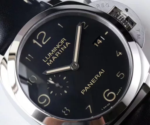 VS Panerai 359 V2 version synchronizes the original movement functions! Super luminous! Main upgraded movement functions:V1 hour hand cannot be adjusted separately V2 version upgraded hour hand can be adjusted separately Upgraded to the same as the originalV1 calendar can be adjusted quickly, V2 version upgraded calendar can be adjusted by hour hand Upgraded to the same as the originalMovement appearance design and thickness are closer, with a similarity of more than 95%