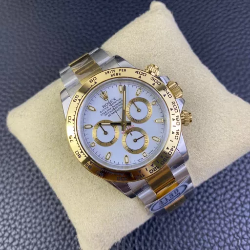 Clean/C factory 116508 full gold ivory face Daytona 1. This time we launched the full gold DaytonaEnamel black face dial with 0 color difference, diamonds use flat moissanite, the fire effect is no less than real diamonds, not inferior zircon.The dial part also uses 3-section splicing particles, all parts are electroplated.The font thickness of the bezel part, and most importantly, the black oil filling is the same as the original, with a matte texture. This is also the only one that has done it, and the detailed pictures will be posted later for comparison. For more details, you can look at the true and false comparison pictures carefully