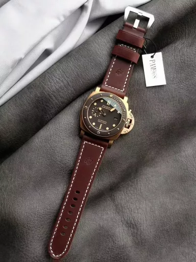Panerai is a pit that can only be filled gradually with money, and it may not be filled no matter what. For example, when you spend a lot of time and effort to choose Radiomir, classic, right? The next day when you put it on your hand, you suddenly feel that it is not good, or Luminor is more good, and the second Panerai is on the agenda. Then you find that the dial is not simple enough, and two needles are more classic. Okay, the third one is already waving at you, and then you think the double M is more beautiful. After the sandwich, you still need a plaster surface and Paris nails. 42 always feels not good enough, or 47 is better… Is your wallet not thick enough? That's right. Panerai has such magic that makes you unable to stop. So the big guys say that Panerai has no end and it is not too late to turn back. Spend a little money to do big things. Buy a basic model, which has everything, but in the end it is just like this. The reason for choosing 968 is not because of the legend of the first three generations of bronze watches. To be honest, this generation of bronze watches has a tendency to decline, not to mention that the smaller 1074 of 671 is ready to be launched. However, as the watch friends accurately commented, it is the last signboard of Panerai after all, and it is also the only Panerai that needs to be stocked in the counter. It always has its unique charm. You will definitely do anything for this charm. VS Zhenpin: Panerai SUBMERSIBLE PAM00968 watch (calfskin-bronze/brown ceramic counterclockwise rotating bezel with graduation mark-brown dial, P.9010 customized fully automatic, 47mm),