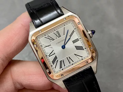 F1 The only one in the market with the same version of the head grain, perfectly restored Cartier's classic work, Cartier Santos. Dumont series, with smooth contours, simple and elegant, is very in line with the trend of contemporary gentlemen. Large watch diameter 46.633.9mm, medium watch diameter: 43.531.4mm, small watch diameter: 38*27.5mm; Swiss quartz movement Compared with round watches, square watches are particularly unique due to their angular design. When it comes to classic square watches, Cartier's Santos is naturally on the list. Santos watches are not only a model of square watches, but also considered to be 