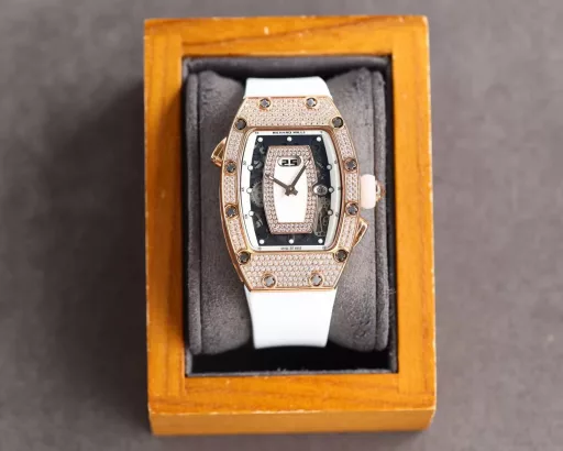 Richard Miller's new (RM037) women's watch series is a new product endorsed by Australian actress Margot Robbie. This watch is made of stainless steel case, equipped with imported original movement, Royal Oak strap and original folding buckle. This watch can successfully reflect the temperament and taste of women.