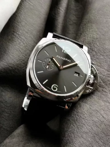 The new Panerai Lumino Dur series PAM01250 watch, stainless steel case with black Italian imported calfskin strap, sapphire crystal glass, carbon black, sun radiation pattern, with luminous Arabic numerals and hour markers. Date display at 3 o'clock, small seconds at 9 o'clock. Equipped with Cal.P.9000 automatic mechanical movement, size: 42 mm.