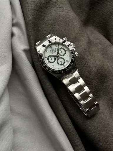 VS limited edition hot recommendation: Rolex Cosmograph Daytona series m116500ln-0001 watch (Panda Daytona), stainless steel case and bracelet, folding clasp; Oyster insurance discount with 5mm easy-adjust link extension system, outer ring black Cerachrom solid ceramic outer ring with tachymeter scale, white panda dial with snail-shaped small seconds dial, equipped with CAL.4130 automatic mechanical chronograph, size: 40 mm.
