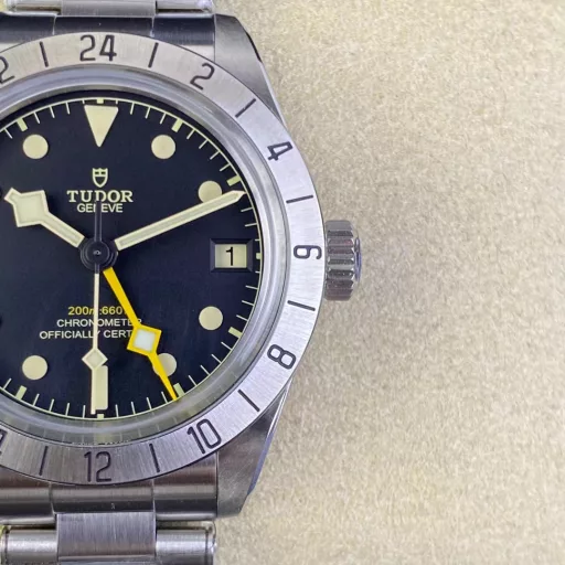 The 39MM is an extremely comfortable size. The stainless steel case is processed by two processes, brushed on the front and polished on the side, which is also the usual case processing method of Rolex. It is worth mentioning that Tudor has also redesigned the crown of this watch. It is flush with the middle case and hides the crown shaft, making it easier to grip and adjust the time.Tudor's unique dial design uses non-radiation Super-Luminova luminous paint to make a whole piece of scale nails. The lack of a metal frame makes it more concise and the luminous effect is brighter.In addition to the conventional display of local time, this watch is also equipped with a GMT function, which is indicated by a longer yellow snowflake hand and a 24-hour fixed scale outer ring. The instantaneous calendar at 3 o'clock is synchronized with the hour hand that can be adjusted independently, which is very practical in daily life.In addition, this watch is equipped with Tudor's 