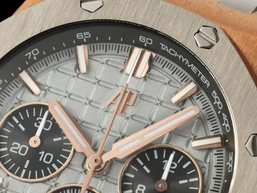 APP Audemars Piguet Royal Oak Offshore 26420 New Upgraded VersionThe newly molded 43 mm case (market version 44 mm, which is the case of the old 26400) adopts a new design, a more ergonomic case, and more refined case details. It has larger polished chamfers. The 43 mm wide case has been carefully modified to accommodate the new movement with a slightly larger diameter. The case contains a set of newly designed chronograph buttons.The dial has been upgraded, the dial texture is CNC slow-washed (non-hydraulic), the finished product has clear texture, and the iconic square is now connected to each other by a cross.The calendar has been upgraded. After the modification of the movement, the original large calendar has been realized. The date window has been pushed to the edge of the dial, and the hands have been slightly modified.The new interchangeable strap function, equipped with a quick release system, can easily change the wearing style. The rubber strap color is black, and there is also a leather strap available.In addition to the titanium version, the Royal Oak Offshore Chronograph 43 mm features a black ceramic bezel, creating a sharp contrast in material and color. The crown and pushers are also made of ceramic.