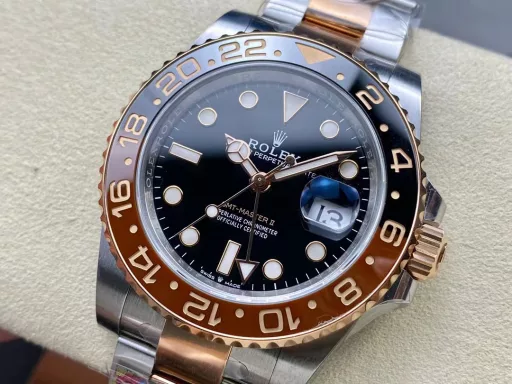 Clean factory C factory Rolex 126711 Sarsaparilla Greenwich GMT RoseDetails of the ceramic bezel font comparison, the 12 o'clock triangle part, the top angle, and the bottom angle, the sharp corner positionare all rounded. It is consistent with the original.For the font part, the depth is only one aspect. The original process is that the bottom surface of the font is all perpendicular to the straight body of the font at 90 degrees. To achieve this effect, it can only be molded in one piece. Laser typing will have a series of problems such as bevel edges, rough background texture, and broken edges.The font depth is consistent with the original, sinking 0.13mm. In addition, the font edge is rounded and polished.The electroplating color is also digitally adjusted. Most of the ones on the market are pure gold, and the genuine ones are slightly red. In terms of appearance, it will be much more comfortable.The appearance of the case is all 904L, which perfectly restores the entire shell shape of the GMT and corrects the feel of the GMT turning circle. The crownThe crown part also shows an embossed crown👑 effect. The 3186 movement is used, which is the same as the original.The bottom cover is also the same as the original, polished, brushed, and the bottom of the case is brushed. The fit between the bottom cover and the case is almost the same. The gap between the crown and the case can be compared by yourself. In the inner shadow part, the tail of the letter 