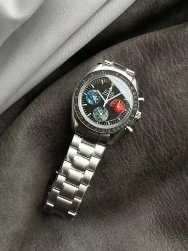 OM Exploration Magazine: Omega Speedmaster 3577.50.00 watch (stainless steel-black dial with colored chronograph dial, 1861 manual, 42 mm).