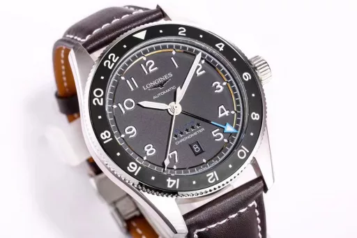 Longines launches the new Spirit Pioneer ZuIu Time watch!1⃣️Diameter 42 mm, frosted lettering, frosted ceramic bezel, bidirectional rotation, synchronized with the official website!2⃣️The bezel is decorated with black, green and blue ceramic inlays, marked with 24-hour scale and Super-LumiNova fluorescent inverted triangle, indicating the time information of the second time zone.3⃣️The disk is also decorated with a flying wing hourglass pattern and five star reliefs. There is a date window at 6 o'clock.4⃣️The sapphire crystal mirror is slightly arched, and both the inside and outside are treated with anti-glare coating. The bidirectional rotation is precise and smooth. The watch is equipped with a screw-in crown that is easy to grip and adjust, and the sealed case back is fixed by 6 screws, with excellent water resistance of 100 meters.5⃣️Stainless steel bracelet or brown/yellow/blue Italian calfskin, with a safety buckle, excellent, comfortable and sturdy.6⃣️The 2836 movement is modified into the original L844.4 automatic winding movement, which can provide up to 48 hours of power reserve and is certified by the Swiss Official Observatory (COSO).Welcome all watch friends to appreciate it!