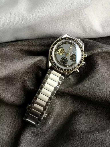 OM Discovery Magazine, Omega Speedmaster 310.20.42.50.01.001 watch, stainless steel bracelet case, lacquered gray dial, 3861 manual mechanical chronograph, 42 mm.