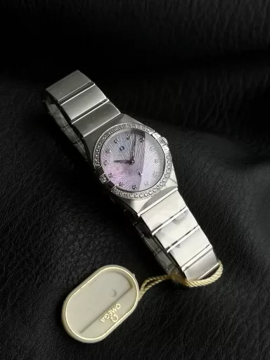 AS Omega fifth generation Constellation series 28mm Swiss quartz watch.The whole watch has been finely polished. The fit between the case and the claws, the Roman scale on the bezel and the restoration of the observatory on the bottom cover are comparable to the original.The dial uses mother-of-pearl material and unique etching technology to create the dial texture pattern, and the new Taiwan stone holder makes the lettering more delicate.The chamfers on both sides of the case and bracelet are hand-polished and polished by watchmakers to make the watch more refined! The style is gentle and moving, and the workmanship is exquisite. The most beautiful constellation, the first choice for ladies!