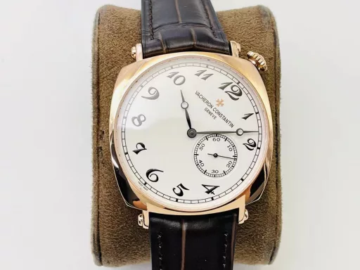 MKF Factory Vacheron Constantin Historical Masterpiece Series American 1921 Watch Series!1⃣️Equipped with a customized version of Danton 2824 two-and-a-half-hand movement, it has strong stability!2⃣️The 40MM diameter, unique commemorative pillow-shaped case is based on the early cushion-shaped case design, integrating the current noble materials, craftsmanship and aesthetic concepts to reshape the classics!3⃣️The crown is offset from the center and located in the upper right corner of the case, making it more comfortable to wear. At the same time, this design also comes from the early cushion-shaped watch!4⃣️The dial scale is arranged diagonally with the case as a reference, which is very distinctive; the polished pink gold Maltese cross at 12 o'clock on the dial makes the dial more prominent!5⃣️Black oxidized hour and minute hands, bar-shaped black oxidized small second hand, elegant and unique!6⃣️The back of the watch is made of a transparent sapphire crystal case back, which is locked with screws, so that the exquisite polishing of Vacheron Constantin's top movement can be seen at a glance.7⃣️The watch is paired with a hand-stitched square calfskin strap with a polished half Maltese cross design pin buckle!MKF Factory's masterpiece is welcome to appreciate it!