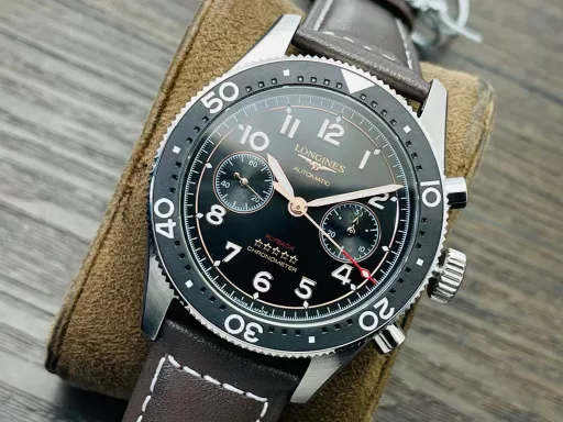 Longines launches the new Spirit Pioneer ZuIu Time watch!1⃣️Diameter 42 mm, frosted lettering, frosted ceramic bezel, bidirectional rotation, synchronized with the official website!2⃣️The bezel is decorated with black, green and blue ceramic inlays, marked with 24-hour scale and Super-LumiNova fluorescent inverted triangle, indicating the time information of the second time zone.3⃣️The disk is also decorated with a flying wing hourglass pattern and five star reliefs. There is a date window at 6 o'clock.4⃣️The sapphire crystal mirror is slightly arched, and both the inside and outside are treated with anti-glare coating. The bidirectional rotation is precise and smooth. The watch is equipped with a screw-in crown that is easy to grip and adjust, and the sealed case back is fixed by 6 screws, with excellent water resistance of 100 meters.5⃣️Stainless steel bracelet or brown/yellow/blue Italian calfskin, with a safety buckle, excellent, comfortable and sturdy.6⃣️The 2836 movement is modified into the original L844.4 automatic winding movement, which can provide up to 48 hours of power reserve and is certified by the Swiss Official Observatory (COSO).Welcome all watch friends to appreciate it!
