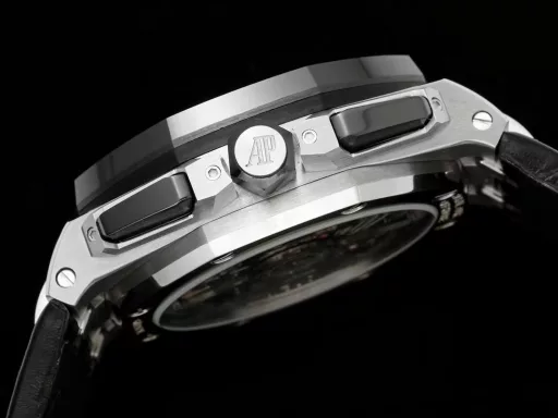 APP Audemars Piguet Royal Oak Offshore 26420 New Upgraded VersionThe newly molded 43 mm case (market version 44 mm, which is the case of the old 26400) adopts a new design, a more ergonomic case, and more refined case details. It has larger polished chamfers. The 43 mm wide case has been carefully modified to accommodate the new movement with a slightly larger diameter. The case contains a set of newly designed chronograph buttons.The dial has been upgraded, the dial texture is CNC slow-washed (non-hydraulic), the finished product has clear texture, and the iconic square is now connected to each other by a cross.The calendar has been upgraded. After the modification of the movement, the original large calendar has been realized. The date window has been pushed to the edge of the dial, and the hands have been slightly modified.The new interchangeable strap function, equipped with a quick release system, can easily change the wearing style. The rubber strap color is black, and there is also a leather strap available.In addition to the titanium version, the Royal Oak Offshore Chronograph 43 mm features a black ceramic bezel, creating a sharp contrast in material and color. The crown and pushers are also made of ceramic.