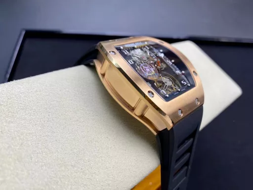 JB Factory Richard RM001 True Tourbillon Upgraded Version, the upgrades are as follows: 1. Re-copy the original data, the deck structure is closer to the original, with a similarity of more than 95%; 2. The dial is upgraded to a tempered glass double-layer dial, with a purer color and more delicate details; 3. Upgraded to imported high-grade tape, with fewer burrs, better workmanship, soft and comfortable feel, and the air vents are changed from four horizontal lines to three horizontal lines like the original. This is the first official watch of Richard Mille, and also the first RM true flywheel work in the replica world. It can be bought for only hundreds of thousands of EUR, which should be the cheapest tourbillon among the original RM. The JB factory developers molded the dial according to the original data and restored the original temperament as much as possible. After more than two years of improvement, the double barrels are running normally, and the 12 o'clock position has achieved the same dual kinetic energy display as the original, and the full winding can reach 3 days of endurance. Equipped with a manual true tourbillon movement with the same original structure, the travel time is stable and accurate. The dial is made of double-layer high-pass lens (metal glass + sapphire glass) just like the original one, and the case is processed by the most advanced five-axis CNC technology. The tape is equipped with the original folding buckle, and the power reserve display and tourbillon show the high-end temperament. This is the most attractive Richard style, and it once became the model for other styles of RM Richard Mille men's watches. It is a classic among classics and will never go out of style. JB Factory is another great product after Roger Dubuis Double Tourbillon. The excitement is to be continued. JB Factory-is specially made for high-end tourbillon.