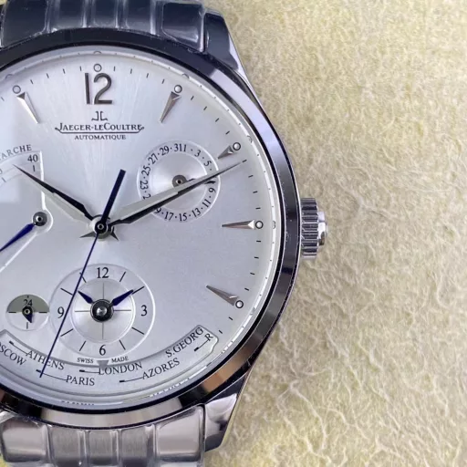V9 Jaeger-LeCoultre Master Series 1428121The steel band has been carefully developed for 3 years, with 13 sets of large and small scattered molds and 39 processes. Every corner and fine corner is clearly visible, and there is no difference in the table picture! The diameter design is 39 mm (the size is the same as the counter, not 42, not the same version), the dial is arranged with a kinetic energy display window at 10 o'clock, a calendar display plate at 2 o'clock, a second time zone display plate at 6 o'clock, and a world time display window at the bottom. The combination is perfect and can be called a classic. Equipped with Jaeger-LeCoultre automatic CaL.939 automatic winding movement. Welcome to taste!