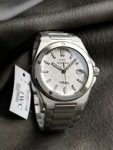 Seven-star recommendation: Ingenieur engineer watchIWC launched a new generation of Ingenieur engineer watch at Watches & Wonders Geneva in 2023, designed by Gérald Genta, returning to the classic Ref. 1832 designed by Gérald Genta in the 1970s.The 40mm case combines vertical brushing, circular brushing and mirror polishing, and the carefully reconstructed lines present a softer and smoother outline. The thickness is 10.7mm.The bezel is tightly fixed by 5 screws, and the lug details and H-shaped bracelet adopt a new design that is more ergonomic and can fit the wrist more comfortably.The most special thing about the new work is that the dial reproduces the 