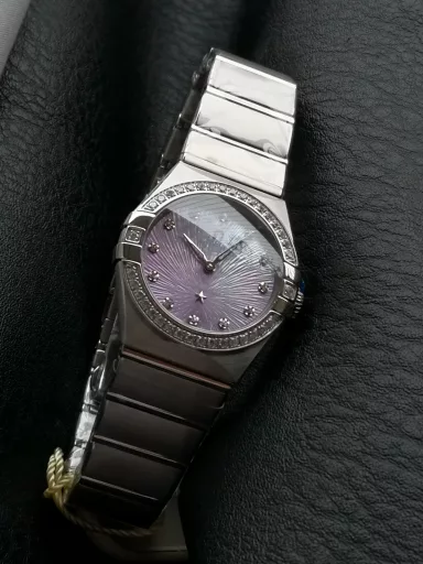AS Omega fifth generation Constellation series 28mm Swiss quartz watch.The whole watch has been finely polished. The fit between the case and the claws, the Roman scale on the bezel and the restoration of the observatory on the bottom cover are comparable to the original.The dial uses mother-of-pearl material and unique etching technology to create the dial texture pattern, and the new Taiwan stone holder makes the lettering more delicate.The chamfers on both sides of the case and bracelet are hand-polished and polished by watchmakers to make the watch more refined! The style is gentle and moving, and the workmanship is exquisite. The most beautiful constellation, the first choice for ladies!