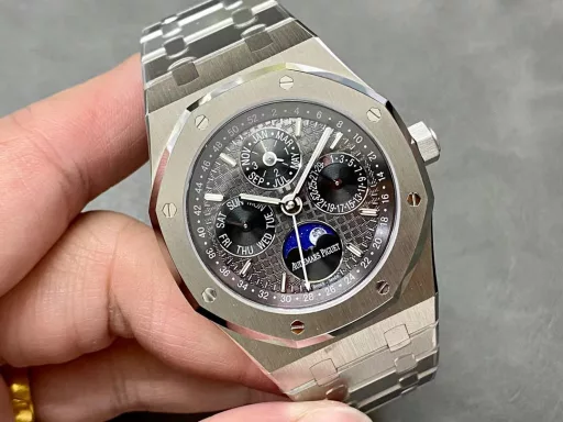 BBR Audemars Piguet Royal Oak series, complex function perpetual calendar watch. Model: 26574ST.OO.1220ST.03 The only one in the industry to realize the original function.Noble watch Audemars Piguet Royal Oak series perpetual calendar watch, noble and elegant blue dial with cool stainless steel case, perfectly reflects Audemars Piguet's aesthetic design and the high technology of complex functions.The case is made of 316L stainless steel, with a diameter of 41 mm and a thickness of 11.4 mm. The blue dial is engraved with 