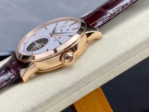 TUR Vacheron Constantin Patrimony Heritage Series Traditionnelle Kinetic Tourbillon Re-release watch, numbered: 89000/000R-9655. After three years of research and development, TUR has reproduced the wheel system layout and the original tourbillon components, and the double support points have reached four-point support (original patent), making the domestic watch industry achieve a qualitative leap. One minute carrousel, 6 vibrations per second, the same frequency as the original. The watch is equipped with the classic bezel, scale and hour markers of the Heritage series; the silver milky white dial is matched with 5N pink gold sword hands, which is full of traditional charm. Equipped with the new Cal.2260 mechanical movement, the case has a diameter of 42 mm and a thickness of 12.2 mm, and is inlaid with a transparent sapphire crystal case back, with 30 meters of water resistance. TUR has restored more than 95% of the functions and appearance based on the original size. The small second hand on the tourbillon and the tourbillon frame is displayed at 6:00 on the dial, which represents that TUR has once again broken through the original technology and function blockade, and has perfectly combined the design aesthetics and innovative materials on the mechanical device, reaching the same level as the original.Welcome all watch friends to appreciate it