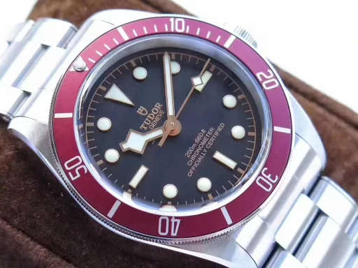 ZF Artifact Tudor Little Red Flower ZF produced the new Tudor Little Red Flower in Basel in 2017. The official made some adjustments to the details based on the old model. 1. The style of the glass was adjusted. The original parallel design was changed to a pot-lid shape, which more strongly showed the retro and nostalgic feelings of the series. 2. The steel strap was redesigned. The links on both sides of the 17-model Little Red Flower strap were connected by rivets, and the structure was stepped, which brought together the characteristics of the past and integrated the current design. The 41mm caliber case was matched with an ice blue hue. The 