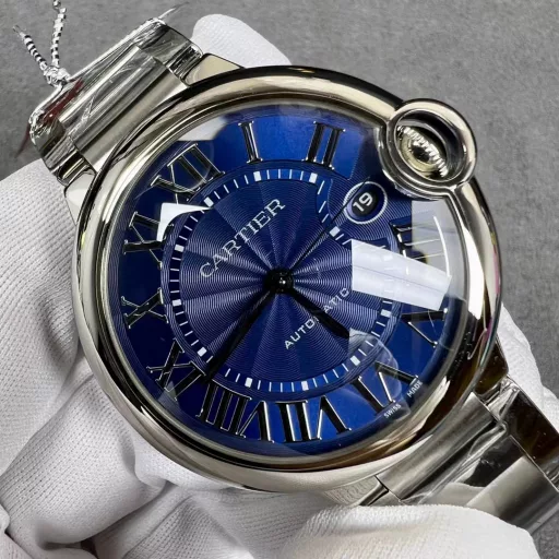 3K Cartier Blue Balloon 🇫🇷 CARTIER BallonBleuOriginal mold, top-level replica, counter synchronized three-code anti-counterfeitingType: Top luxury men's automatic mechanical watchMirror: fish-eye imported sapphire crystalHand: hours, minutes, secondsSurface: guilloche silver-white fontCase: 316 stainless steel with double-circle diamondsStrap: 316 stainless steelSize: 42.1mm×13mmMovement: fully automatic mechanical 2824(All counter styles are complete_Details can be comparable to the original)