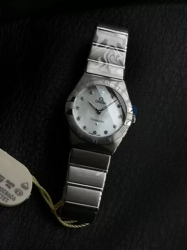 AS Omega fifth generation Constellation series 28mm Swiss quartz watch.The whole watch has been finely polished. The fit between the case and the claws, the Roman scale on the bezel and the restoration of the observatory on the bottom cover are comparable to the original.The dial uses mother-of-pearl material and unique etching technology to create the dial texture pattern, and the new Taiwan stone holder makes the lettering more delicate.The chamfers on both sides of the case and bracelet are hand-polished and polished by watchmakers to make the watch more refined! The style is gentle and moving, and the workmanship is exquisite. The most beautiful constellation, the first choice for ladies!