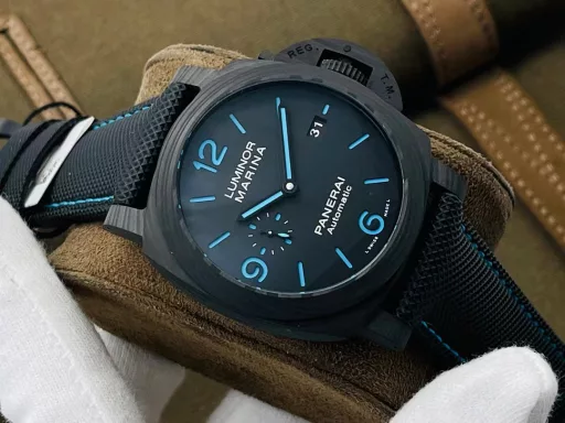 PANERAI SUBMERSIBLE automatic mechanical diving watch PAM00979 PAM979 VS979 979 CARBOTECH carbon fiber case, diving countdown bezel, sapphire mirror, insurance bridge crown, depicting the image of Italian Navy frogman commandos, titanium PVD black bottom cover, carbon fiber dial, super strong two-color luminous, minute hand and bezel luminous point blue luminous for diving oxygen countdown, P.9010 movement, hour hand quick adjustment, reversible calendar, diving retractable rubber strap, titanium PVD black pin buckle, diameter 47mm, VS factory product