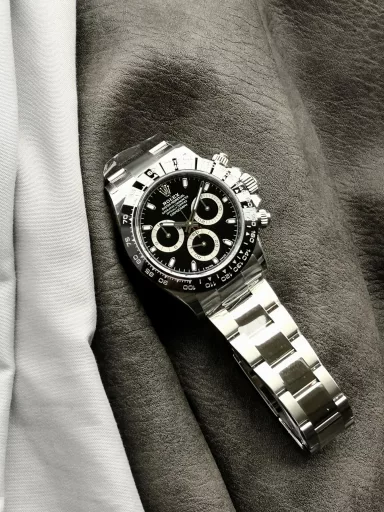 VS limited edition hot recommendation: Rolex Cosmograph Daytona series m116500ln-0001 watch (Panda Daytona), stainless steel case and bracelet, folding clasp; Oyster insurance discount with 5mm easy-adjust link extension system, outer ring black Cerachrom solid ceramic outer ring with tachymeter scale, white panda dial with snail-shaped small seconds dial, equipped with CAL.4130 automatic mechanical chronograph, size: 40 mm.