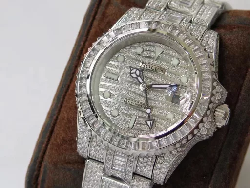 Extremely luxurious, TW challenges a new height of reproduction - perfectly restores the most expensive Rolex starry sky watch in history - Rolex GMT-Master II pavé diamond special edition - ROLEX116769TBR-74779B[Case] ​​The watch size is 40mm. Made of Germany's top 904L Oyster steel. The dial, bezel, case and bracelet are densely inlaid with the top Swarovski diamonds. Try to restore the invincible texture of the authentic luxury.[Strap] Made of 904L Oyster steel, the Oyster strap was launched in the late 1930s. It consists of three rows of wide and flat links. It is extremely strong. The entire bracelet is also neatly and meticulously inlaid with beautiful diamonds, and the effect is brilliant.[Movement] It uses the top Seagull 2824GMT dual time movement.