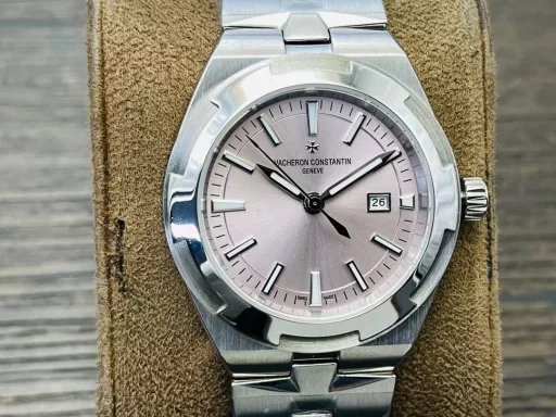 Vacheron Constantin's new Overseas automatic watch for women!1⃣️The new watch has a diameter of 35 mm, which is the same size as the original!2⃣️Equipped with the 9015 modified 1088/1 automatic winding movement, it highlights the slim and light sports style, like a delicate bracelet lingering around the wrist.3⃣️The watch is equipped with an integrated bracelet, which is composed of thin Maltese cross-shaped links, fitting the wrist like a second layer of skin.4⃣️Through the transparent case back, you can appreciate the rich decorative details that have been carefully carved.5⃣️Through the transparent case back, you can appreciate the rich decorative details that have been carefully carved. The bridge on one side of the case back is decorated with exquisite Geneva ripples. The iconic gold rotor of this series is decorated with a wind rose compass pattern, which symbolizes the spirit of never-ending travel and exploration with its graceful and endless dance.VC Factory's masterpiece is welcome to all goddesses! You deserve it!