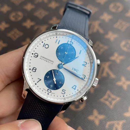 IWC Portuguese Chronograph Series - IW371620This panda dial 371620 has a simple and casual, just right elegant design, and has a gold steel case and charming curvature. The case diameter is only 41 mm and the thickness is 13 mm, which is very suitable for daily wear.The panda dial has a very high design appeal, and the sea and sky color matching of the Portuguese watch adds a nautical atmosphere. The sub-dial of the panda eye follows a vertical layout. In this way, it looks like a panda with its head tilted, which is very cute. The smooth surface enhances the sense of depth and vividness, and is more three-dimensional.Equipped with a 69355 movement, it is beautifully polished and equipped with a column wheel mechanism to make the operation feedback of the chronograph button smoother. The power reserve has also been increased to 46 hours, and the two-way pawl winding system used is still reliable.The IWC Portuguese Chronograph 371620 has different styles from different angles. You can see it as an elegant dress watch or a sporty sports watch. It is a masterpiece worth experiencing in the lifetime of watch lovers.