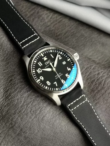 V7 Factory Seven-star Recommendation Mark 20IWC entry-level pilot watch series, the last to debut after 6 years! Mark XX accompanies you to flyFollowing the previous work, the 18th generation Mark XVII launched in 2016, it skipped the XIX and went straight to Mark XX. The new watch design is slightly adjusted, and the case modification is more practical and comfortable to wear than the previous generation. In addition to providing two classic options of blue and black, there is also a green color that echoes the hottest color in the watch industry in recent years.V7 Factory Mark 20 is the only version of the same model in the industry that dares to present a true and false comparison evaluation, correcting the shortcomings of the existing versions on the market. Its structure and details are copied one by one according to the original. After disassembly, it is perfectly consistent with the original, a true perfect clone.The top-grade case of V7 Factory continues the 40mm stainless steel case manufacturing process of Mark 18 watch, but the soft iron cover is cancelled, and the thickness is slightly reduced from the original 11MM to 10.83MM. The crown is still screw-in, and the outer lugs are slightly wider than before, and the vertical spacing is reduced from the original 51.2MM to 49.2MM, which makes it more comfortable to wear. The bezel is mirror-polished to highlight the three-dimensional sense. Its diameter, thickness, curvature, and the details of the bottom cover edge line are not missed. It is 100% gentle and original, and the corners are polished very well. The dense bottom design adds points to the perfection of the watch. The V7 bottom cover is perfectly restored by brushing, and there are no dead angles at all angles.The dial of this V7 factory is the same as the original one, and is still equipped with an imported double-sided anti-reflective convex sapphire mirror with the same transparency as the original one. The scale and time scale still maintain the white printing process. The difference from Mark 18 is that the length of the 3, 6, 9, and 12 time scales has been increased, the luminous strip has been changed into a luminous layer, and the Arabic numerals have been moved closer to the center of the dial as a whole. The 