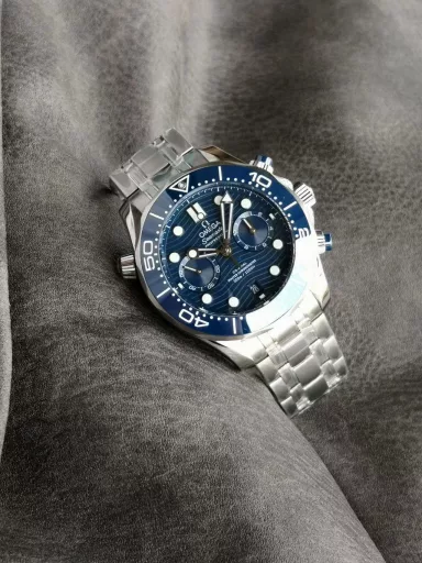 OM: Omega Seamaster 210.30.44.51.03.001 watch, stainless steel case and bracelet, stainless steel, white enamel diving scale polished blue ceramic bezel, blue ceramic, decorated with laser engraved ripple pattern, small dial pointer rhodium-plated, all other pointers and hour markers are covered with white Super-LumiNova luminous coating, equipped with 9900 automatic mechanical movement, size: 44 mm.