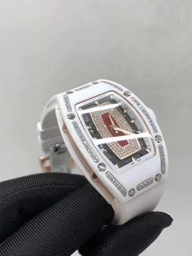 BBA Richard Miller RM0071⃣️Case: Uses the same ZTA white/black ceramic case as the original.2⃣️Movement: Exclusively customized movement to restore the original3⃣️Watch diameter: 1:1 restore the original 45.66x31.40mm, thickness is 11.85MM4⃣️Watch mirror material: Sapphire crystal mirror double anti-glare effect.5⃣️Watch strap material: Imported fluororubber watch strap, corrosion-resistant, comfortable and durable6⃣️Watch buckle: The latest titanium metal material7⃣️Diamond setting process: Breaking the traditional machine setting process, pure hand-made setting 8⃣️Electroplating process: PVD electroplating platinum