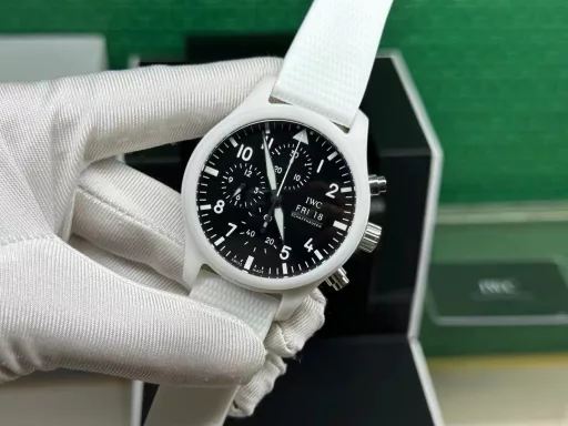 TW fully upgrades IWC's latest ceramic watchIWC pilot chronograph watch is coming, with more delicate details and coordinationIngenuity, meticulously crafted V2 board[Case] ​​The watch size is 44.5mmX15.7mm. The case is made of high-tech ceramics, consistent with the original! And it is frosted and matte! The structure follows the original version - the bezel and the middle case are formed in one piece. Anti-wear, scratch, corrosion resistant[Movement] It uses the powerful and stable Dandong 7750 movement. Hours, minutes, seconds, dual-period display and chronograph function