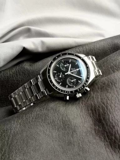 OM Discovery Magazine: Omega Speedmaster 3577.50.00 watch (stainless steel-black dial, 1861 manual, 42 mm).