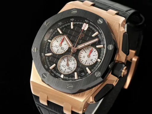 APP Audemars Piguet Royal Oak Offshore 26420 New Upgraded VersionThe newly molded 43 mm case (market version 44 mm, which is the case of the old 26400) adopts a new design, a more ergonomic case, and more refined case details. It has larger polished chamfers. The 43 mm wide case has been carefully modified to accommodate the new movement with a slightly larger diameter. The case contains a set of newly designed chronograph buttons.The dial has been upgraded, the dial texture is CNC slow-washed (non-hydraulic), the finished product has clear texture, and the iconic square is now connected to each other by a cross.The calendar has been upgraded. After the modification of the movement, the original large calendar has been realized. The date window has been pushed to the edge of the dial, and the hands have been slightly modified.The new interchangeable strap function, equipped with a quick release system, can easily change the wearing style. The rubber strap color is black, and there is also a leather strap available.In addition to the titanium version, the Royal Oak Offshore Chronograph 43 mm features a black ceramic bezel, creating a sharp contrast in material and color. The crown and pushers are also made of ceramic.