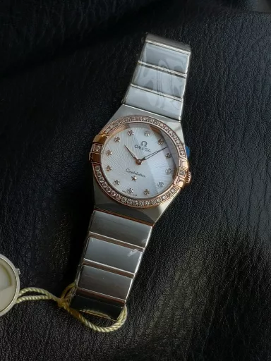 AS Omega fifth generation Constellation series 28mm Swiss quartz watch.The whole watch has been finely polished. The fit between the case and the claws, the Roman scale on the bezel and the restoration of the observatory on the bottom cover are comparable to the original.The dial uses mother-of-pearl material and unique etching technology to create the dial texture pattern, and the new Taiwan stone holder makes the lettering more delicate.The chamfers on both sides of the case and bracelet are hand-polished and polished by watchmakers to make the watch more refined! The style is gentle and moving, and the workmanship is exquisite. The most beautiful constellation, the first choice for ladies!