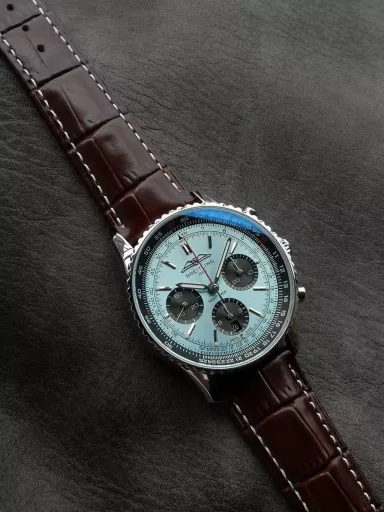 Breitling's new Navitimer celebrates its 70th anniversary, and Breitling reinterprets the classic watch with bold colors. With a size of 43mm, the iteration is undoubtedly an authentic aviation chronograph, with a circular flight slide rule, a stick scale, three small dials and a grooved bezel for easy grip, and the new OXF B01 movement
