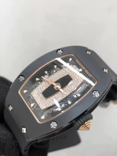 BBA Richard Miller RM0071⃣️Case: Uses the same ZTA white/black ceramic case as the original.2⃣️Movement: Exclusively customized movement to restore the original3⃣️Watch diameter: 1:1 restore the original 45.66x31.40mm, thickness is 11.85MM4⃣️Watch mirror material: Sapphire crystal mirror double anti-glare effect.5⃣️Watch strap material: Imported fluororubber watch strap, corrosion-resistant, comfortable and durable6⃣️Watch buckle: The latest titanium metal material7⃣️Diamond setting process: Breaking the traditional machine setting process, pure hand-made setting 8⃣️Electroplating process: PVD electroplating platinum