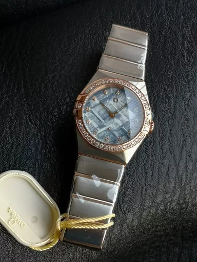 AS Omega fifth generation Constellation series 28mm Swiss quartz watch.The whole watch has been finely polished. The fit between the case and the claws, the Roman scale on the bezel and the restoration of the observatory on the bottom cover are comparable to the original.The dial uses mother-of-pearl material and unique etching technology to create the dial texture pattern, and the new Taiwan stone holder makes the lettering more delicate.The chamfers on both sides of the case and bracelet are hand-polished and polished by watchmakers to make the watch more refined! The style is gentle and moving, and the workmanship is exquisite. The most beautiful constellation, the first choice for ladies!
