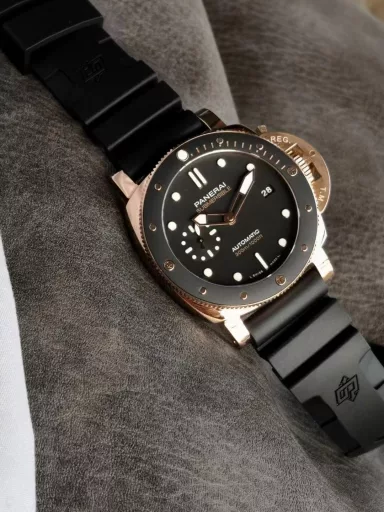 The new Panerai Lumino Dur series PAM01250 watch, stainless steel case with black Italian imported calfskin strap, sapphire crystal glass, carbon black, sun radiation pattern, with luminous Arabic numerals and hour markers. Date display at 3 o'clock, small seconds at 9 o'clock. Equipped with Cal.P.9000 automatic mechanical movement, size: 42 mm.