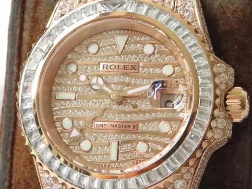 Extremely luxurious, TW challenges a new height of reproduction - perfectly restores the most expensive Rolex starry sky watch in history - Rolex GMT-Master II pavé diamond special edition - ROLEX116769TBR-74779B[Case] ​​The watch size is 40mm. Made of Germany's top 904L Oyster steel. The dial, bezel, case and bracelet are densely inlaid with the top Swarovski diamonds. Try to restore the invincible texture of the authentic luxury.[Strap] Made of 904L Oyster steel, the Oyster strap was launched in the late 1930s. It consists of three rows of wide and flat links. It is extremely strong. The entire bracelet is also neatly and meticulously inlaid with beautiful diamonds, and the effect is brilliant.[Movement] It uses the top Seagull 2824GMT dual time movement.