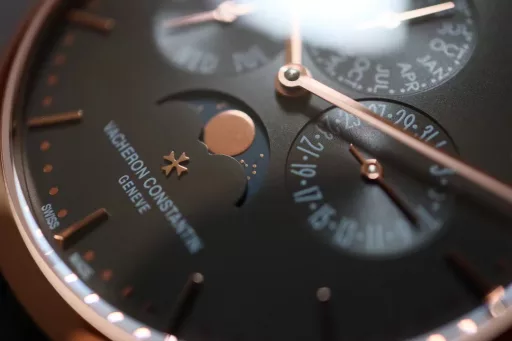[The thinnest version on the Internet] Mx new product - Vacheron Constantin Patrimony Contemporaine Heritage Series Ultra-thin Perpetual Calendar Watch[Case]: The watch has a diameter of 41mm and a thickness of 9.4mm, which is only 0.03cm different from the thickness of the authentic product, making it the thinnest version on the Internet. The watch has simple lines and smooth contours, adhering to the consistent slimness and elegance of the Heritage Series. It is a 