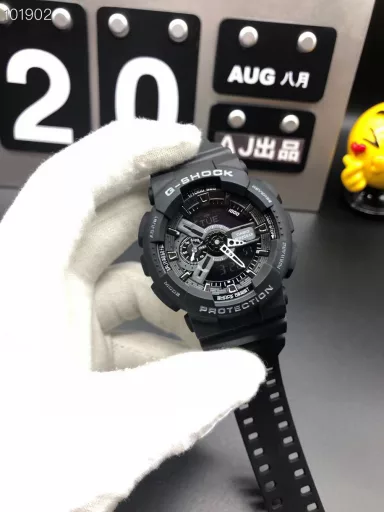 GA-110 Hand-raise Light Casio G-SHOCK--Classic shockproof dial design👍In stock and shipped immediately, 45-degree automatic hand-raise light function with strong visual impact🙈LCD liquid crystal display💡Stopwatch speed function accurate to 1/1000 second⌛Shockproof📣Anti-magnetic💥200 meters waterproof🏊48 city time📲Countdown⏳Alarm clock⏰Fully automatic calendar and other powerful functions