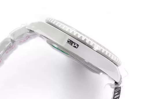 EW2022 new product, Greenwich left-handed Sprite bezel① Exclusively customized 3186 movement, can adjust the hour hand, can adjust the calendar by the hour hand, restore all the original functions, stable and reliable quality;② Bezel: high-tech integrated ceramic outer bezel, with platinum font;③ Case: size and thickness are consistent with the original, thickness is only 12.5;④ Lettering: top Swiss ice blue luminous, polished letter nails, color matching;⑤ Glass: sapphire glass with 2.5 times magnifying glass effect, transparent glass;⑥ Steel strap: 904 stainless steel strap, each strap fits perfectly with the lugs, giving the wrist the highest comfort;EW products must be fine products, and every extreme detail is the sincerity of the EW factory's ingenuity development;