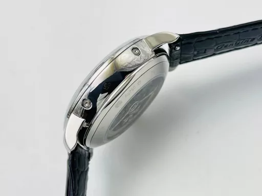 The highest version on the market, Vacheron Constantin Historical Masterpiece Series 3100V/000R_B422 Perpetual Calendar Multi-Function Watch!1⃣️Equipped with the same movement as the original, the balance wheel is exactly the same as the original, and all functions can be used normally.2⃣️Improved the curvature of the four corners of the case, the dial color curvature is more consistent, the 12 scales are polished more delicately, and the overall look is closer to the counter!3⃣️Paired with Italian cowhide to make the wrist more comfortable!TWS Factory boutique replica, please appreciate your appreciation