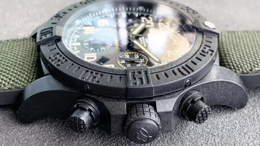 Breitling original one-to-one carbon fiber texture, the ultimate new work. The Breitling Avenger Hurricane series 45mm chronograph was purchased two years ago and disassembled for inspection. After many efforts by the watchmaker, it was finally cracked. It is made of Breitlight® material. Breitlight® is a thermoplastic resin with excellent high temperature resistance. It is a composite of polycarbonate and carbon fiber. The material is 3.3 times lighter than titanium and 5.8 times lighter than stainless steel, but it is stronger and can't be broken! It also has many advantages: scratches, polishing, corrosion resistance, anti-magnetic, anti-allergic, and has a warmer touch than metal, and presents the mottled visual effect of carbon fiber. (The raw materials are purchased in Switzerland, which is hard-won. Don't miss it if you like it) The real thing looks better