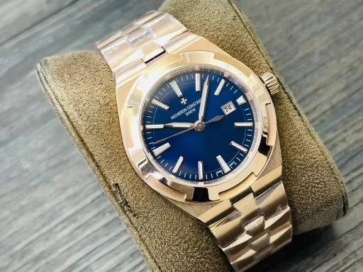 Vacheron Constantin's new Overseas automatic watch for women!1⃣️The new watch has a diameter of 35 mm, which is the same size as the original!2⃣️Equipped with the 9015 modified 1088/1 automatic winding movement, it highlights the slim and light sports style, like a delicate bracelet lingering around the wrist.3⃣️The watch is equipped with an integrated bracelet, which is composed of thin Maltese cross-shaped links, fitting the wrist like a second layer of skin.4⃣️Through the transparent case back, you can appreciate the rich decorative details that have been carefully carved.5⃣️Through the transparent case back, you can appreciate the rich decorative details that have been carefully carved. The bridge on one side of the case back is decorated with exquisite Geneva ripples. The iconic gold rotor of this series is decorated with a wind rose compass pattern, which symbolizes the spirit of never-ending travel and exploration with its graceful and endless dance.VC Factory's masterpiece is welcome to all goddesses! You deserve it!